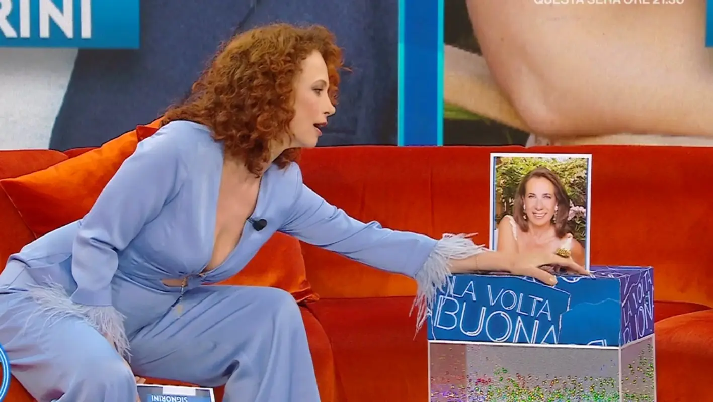 Beatrice Luzzi ‘trita’ Cesara Buonamici a La Volta Buona ed esalta Signorini: ‘A lui devo molto’ Beatrice Luzzi ‘trita’ Cesara Buonamici a La Volta Buona ed esalta Signorini: ‘A lui devo molto’