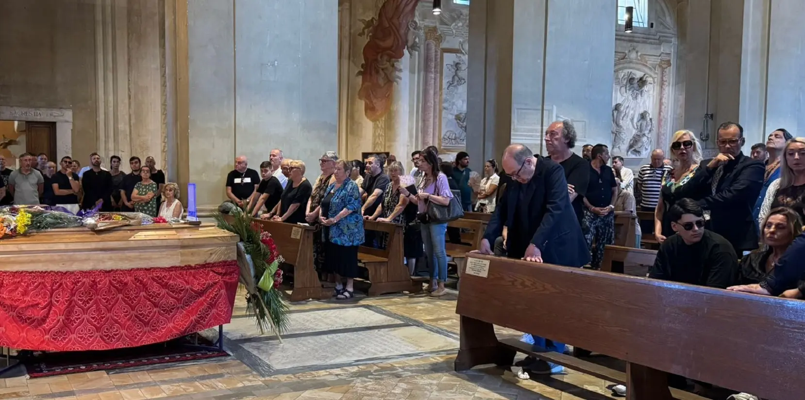 Funerali Alvaro Vitali: il dolore di Stefania Corona, il ricordo di Verdone, le assenze che fanno rumore Funerali Alvaro Vitali: il dolore di Stefania Corona, il ricordo di Verdone, le assenze che fanno rumore