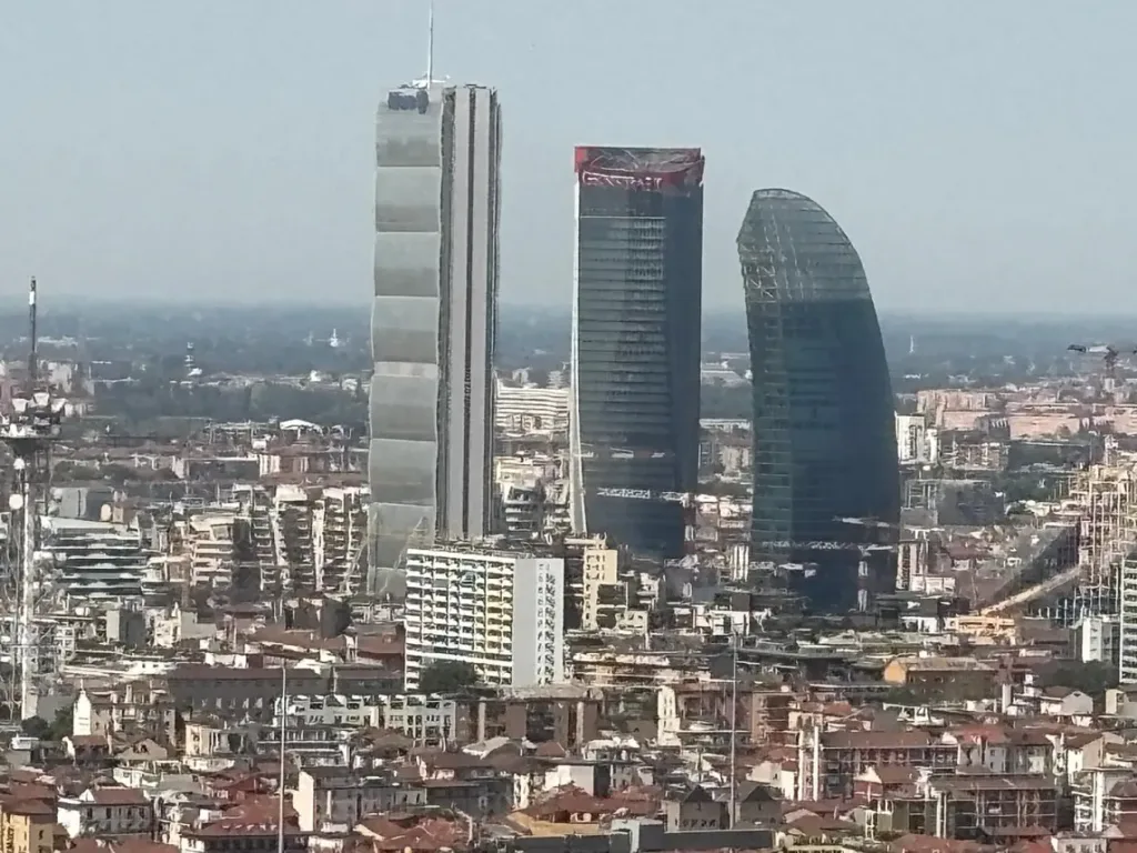 Cede l'insegna delle Generale della Torre Hadid