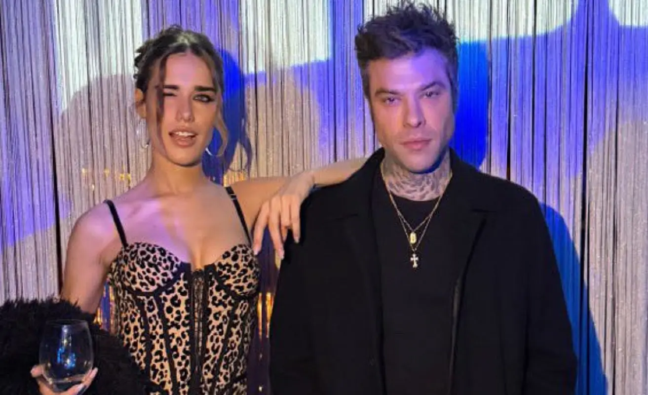 Fedez e Clara sono una coppia? L’esitazione della cantante e la risposta piccata del rapper Fedez e Clara sono una coppia? L’esitazione della cantante e la risposta piccata del rapper