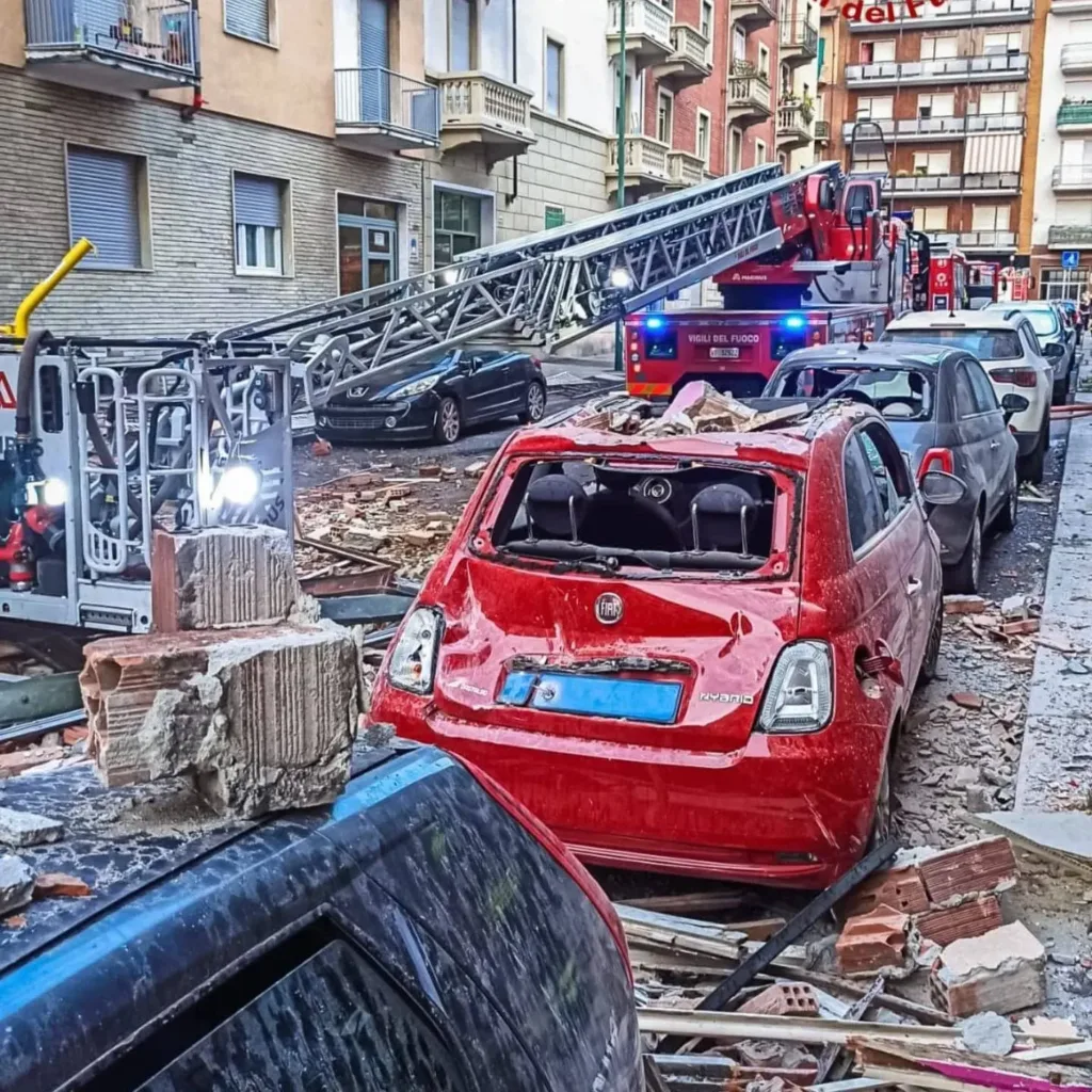 Devastazione in via Nizza, a Torino, dopo l'esplosione della palazzina nella notte