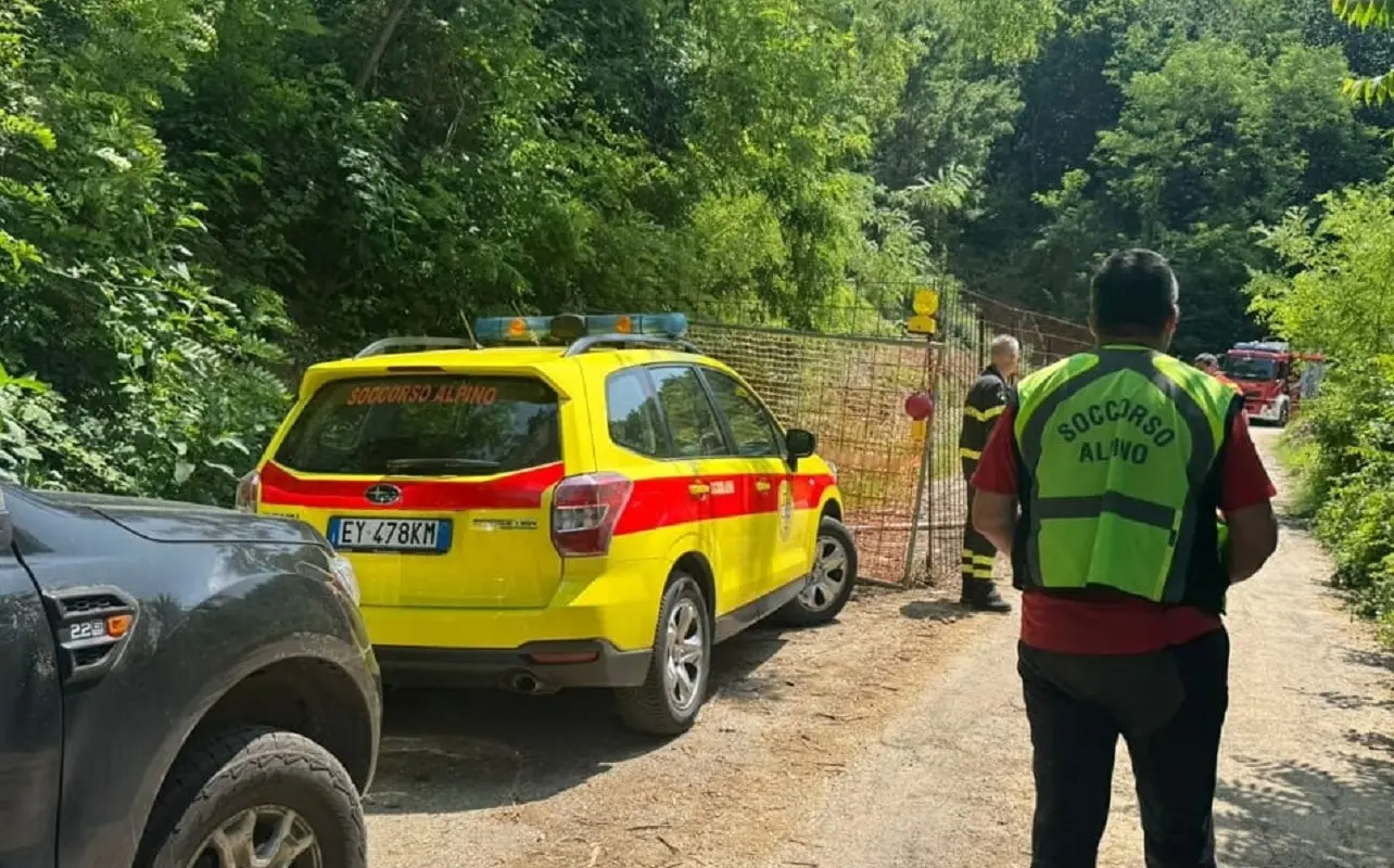 Eliseo Piras è morto durante una gita in montagna con il figlio di 10 anni che ha tentato di salvarlo