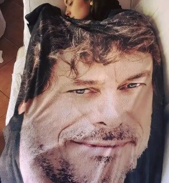 Francesca Michielin dorme con la coperta con il volto di Alberto Angela