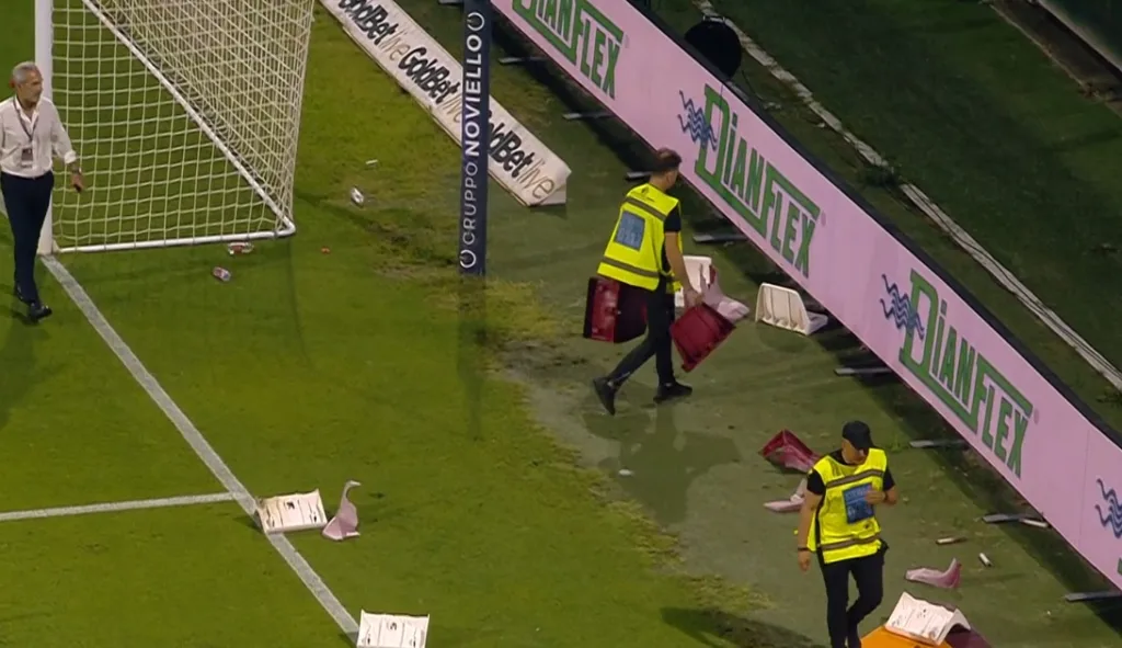 Gli steward rimuovono i sediolini dopo la sospensione di Salernitana Sampdoria