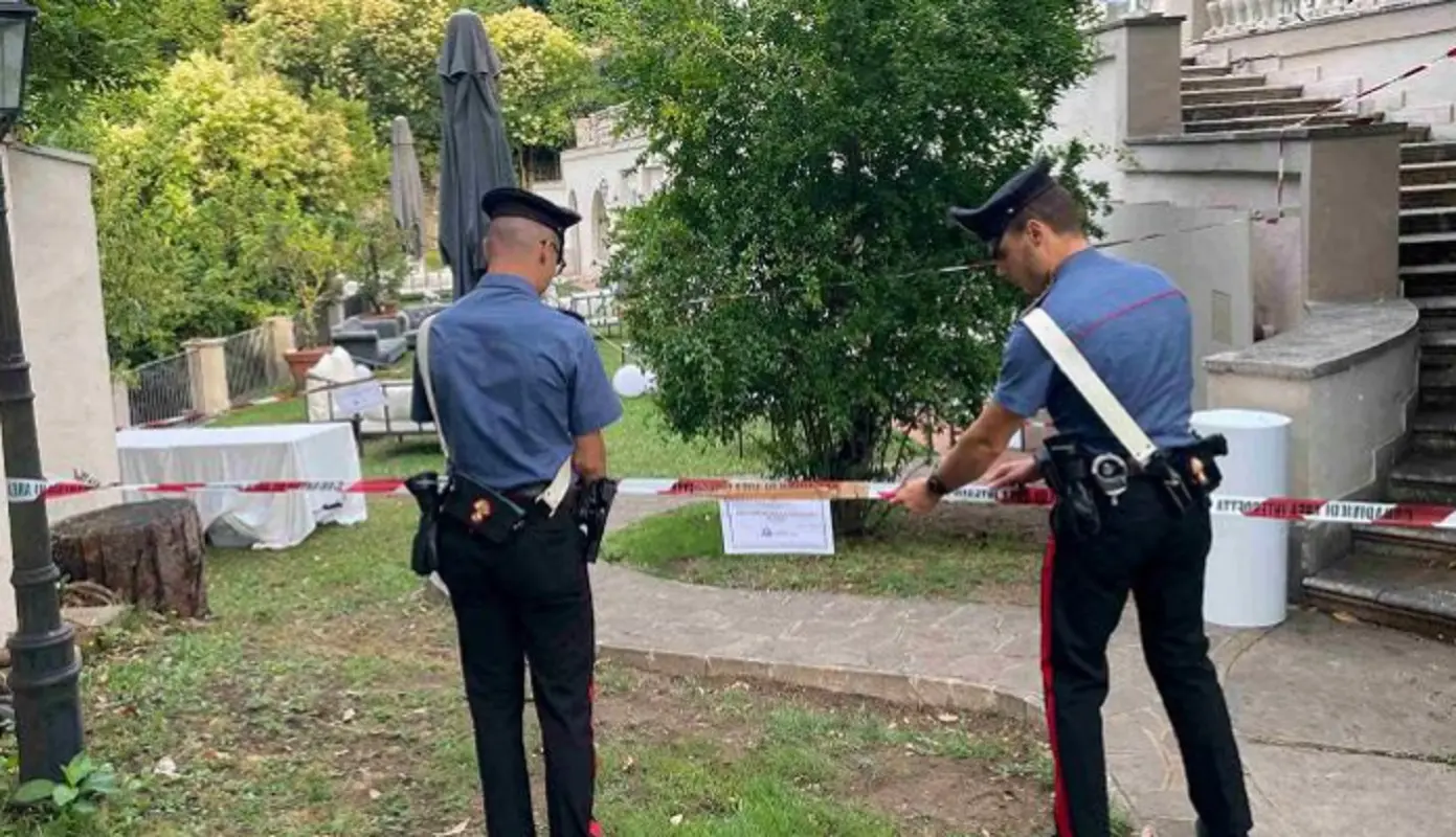 roma sei ragazzi precipitano da una terrazza durante una festa il selfie e la caduta da paura