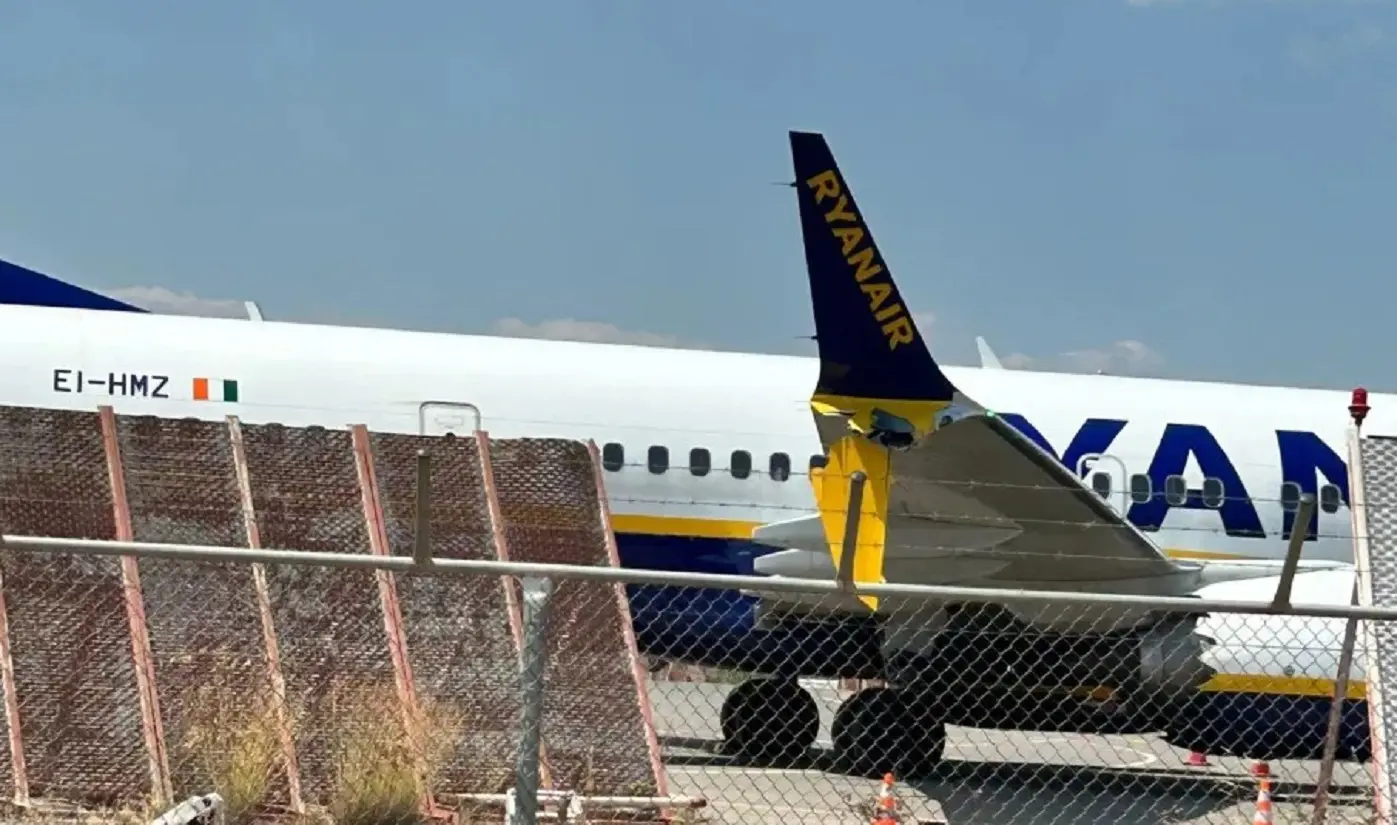 Terrore a bordo: volo Ryanair colpisce una barriera durante l’atterraggio in Grecia Terrore a bordo: volo Ryanair colpisce una barriera durante l’atterraggio in Grecia