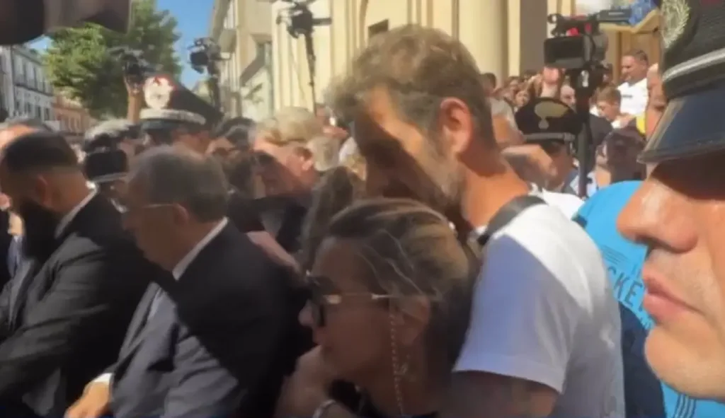 I genitori di Martina Carbonaro davanti al feretro prima di lasciare la Basilica