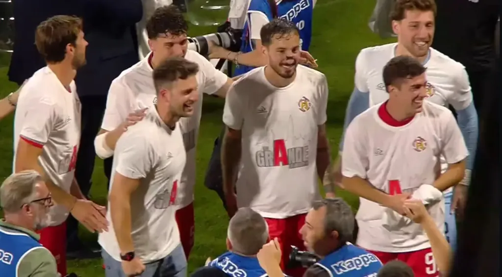 I giocatori della Cremonese con la maglia celebrativa