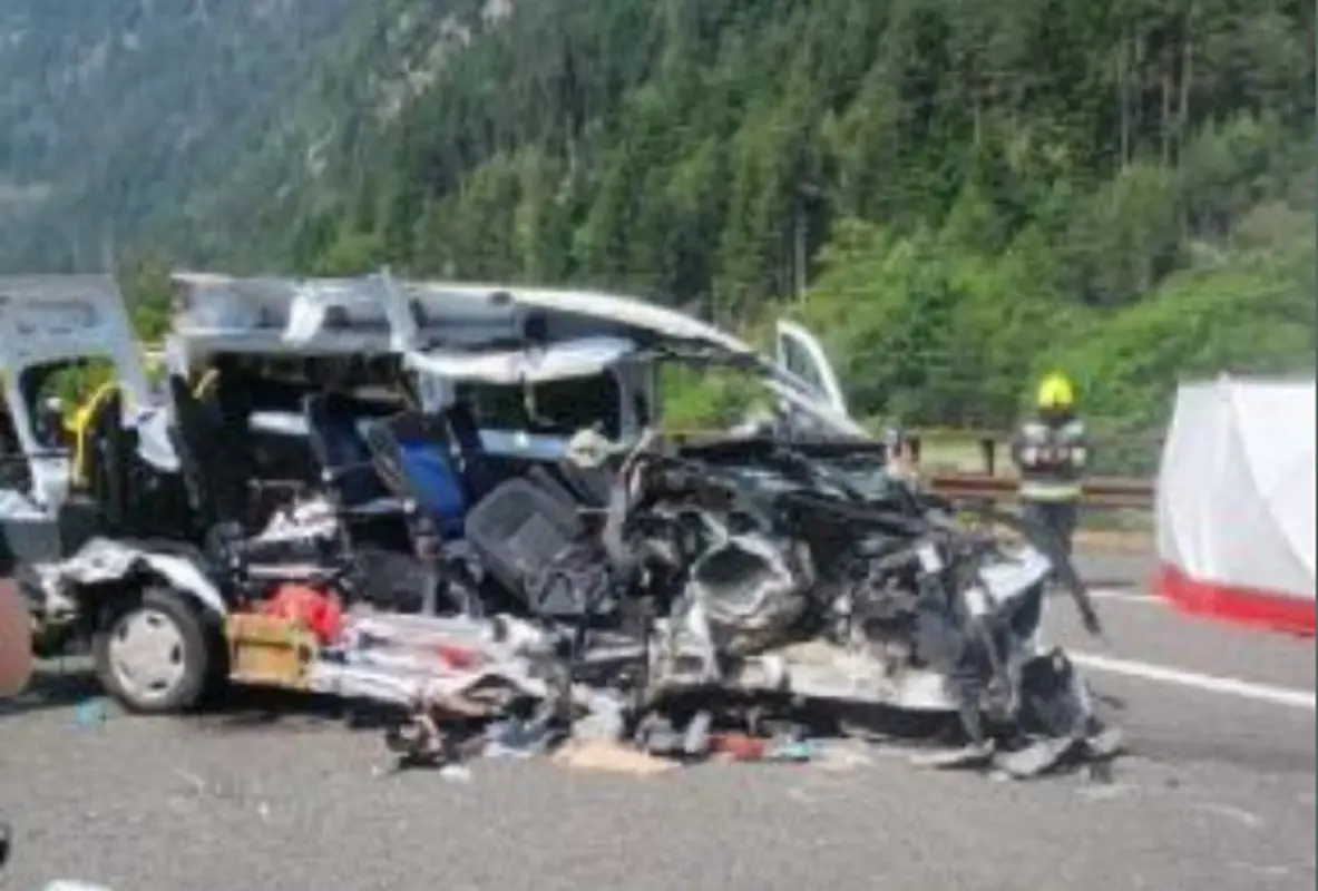 I resti dell'ambulanza dopo il terribile incidente sul Brennero