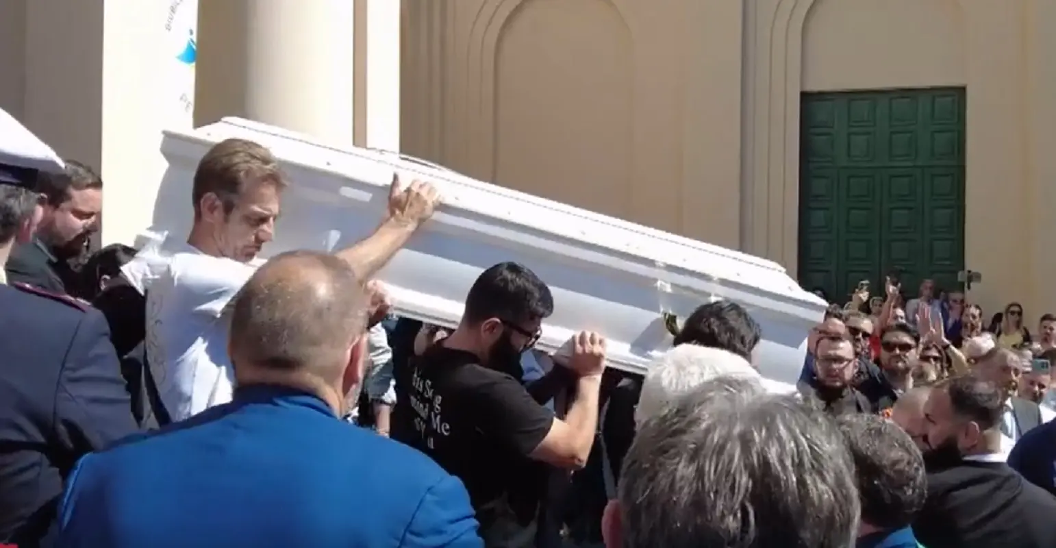 Il feretro di Martina Carbonaro all'uscita dalla Basilica di Sant’Antonio