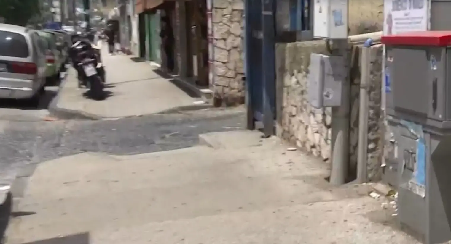 napoli sotto shock 59enne aggredita da una baby gang a fuorigrotta identificati sei minorenni