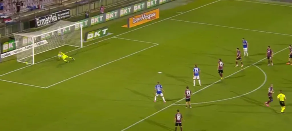 Il portiere granata respinge la conclusione di Vieira