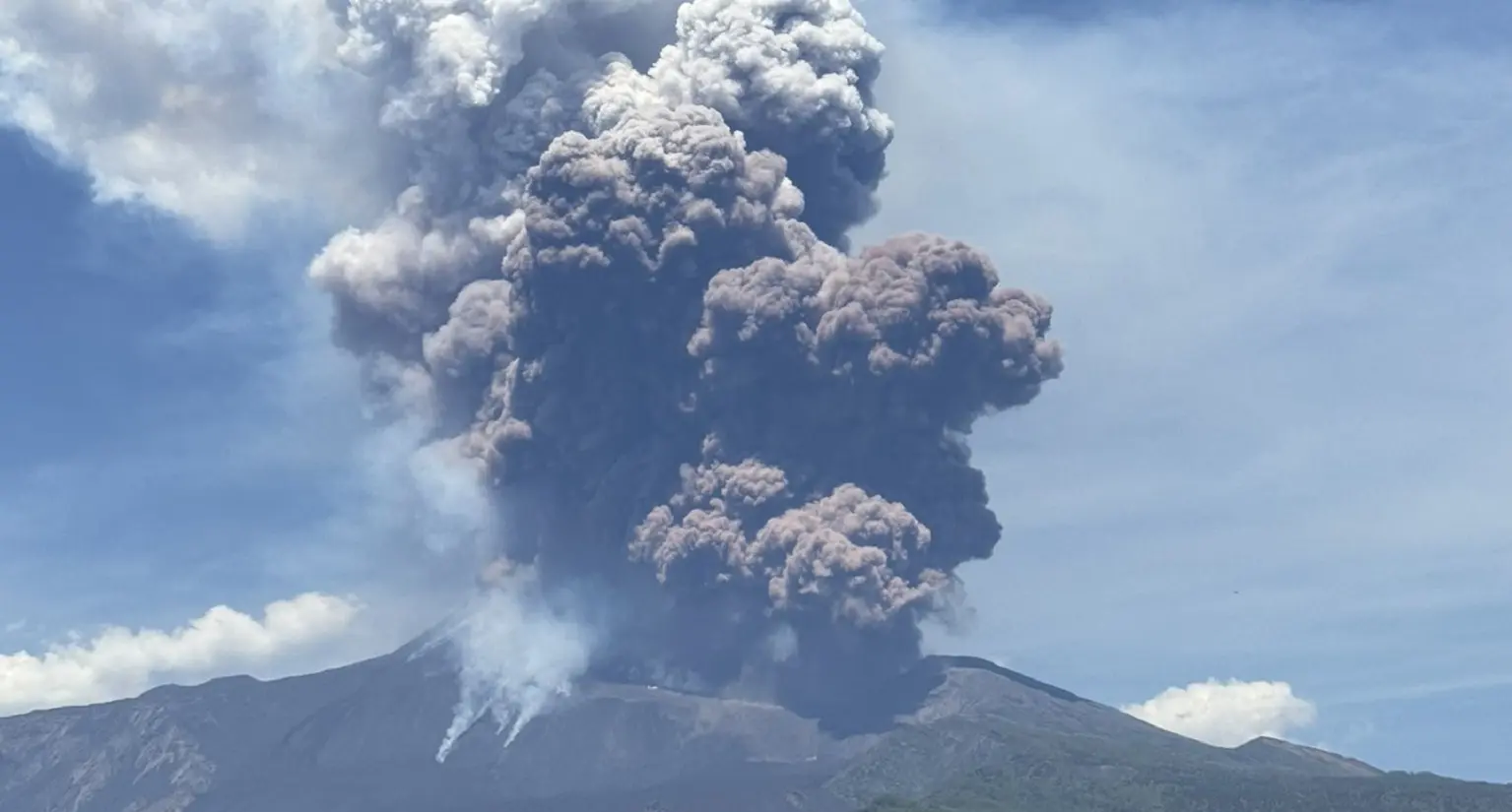 Etna, crolla una parte del cratere di Sud-Est: nube eruttiva altissima e fontane di lava