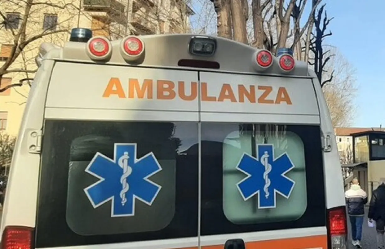 Jesi, donna trovata morta sul balcone con ferite da coltello: in casa la figlia neonata Jesi, donna trovata morta sul balcone con ferite da coltello: in casa la figlia neonata