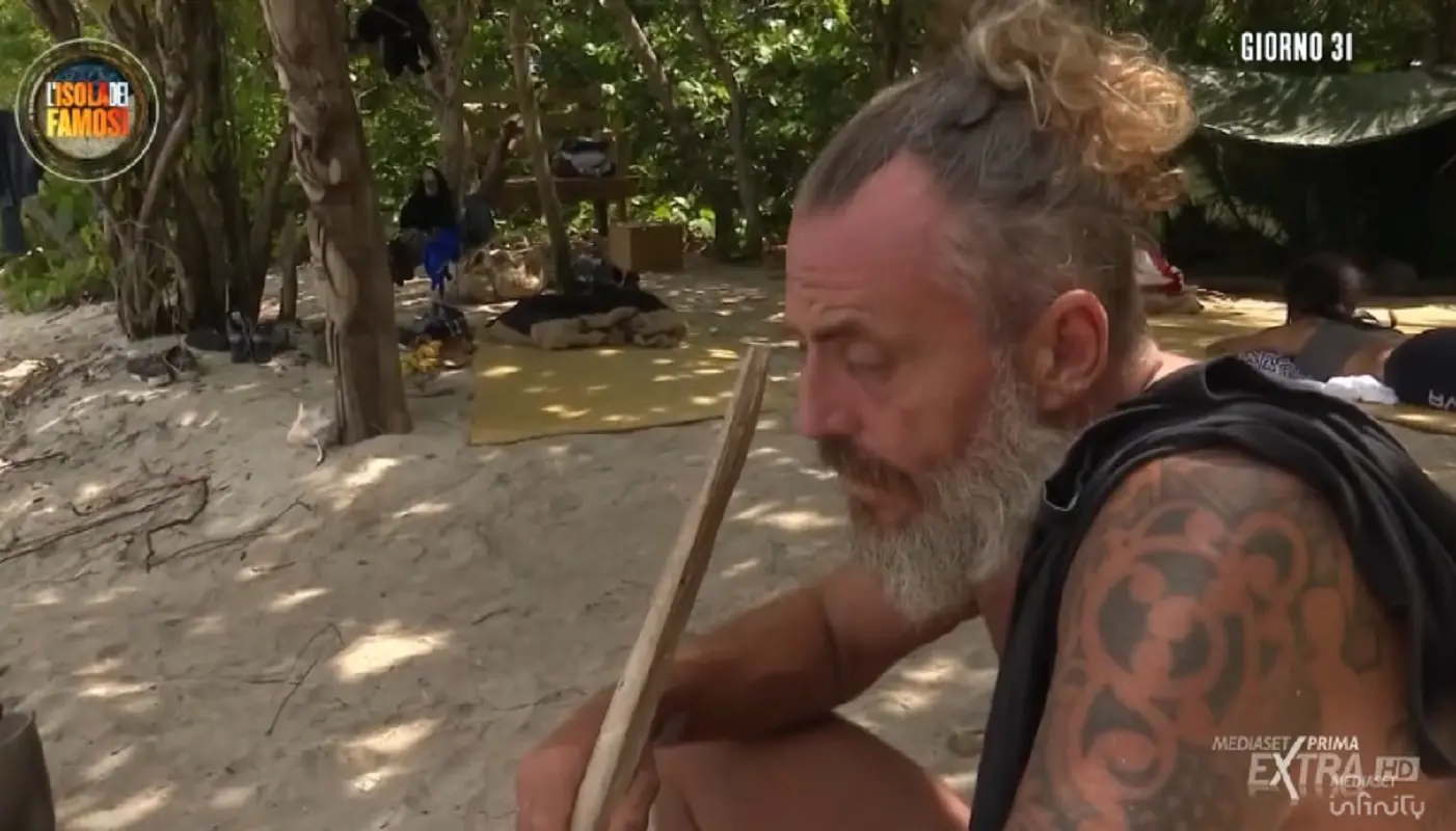 isola dei famosi mirko frezza sotto accusa per una frase sessista 8216lavare le pentole 232 roba da donne8217