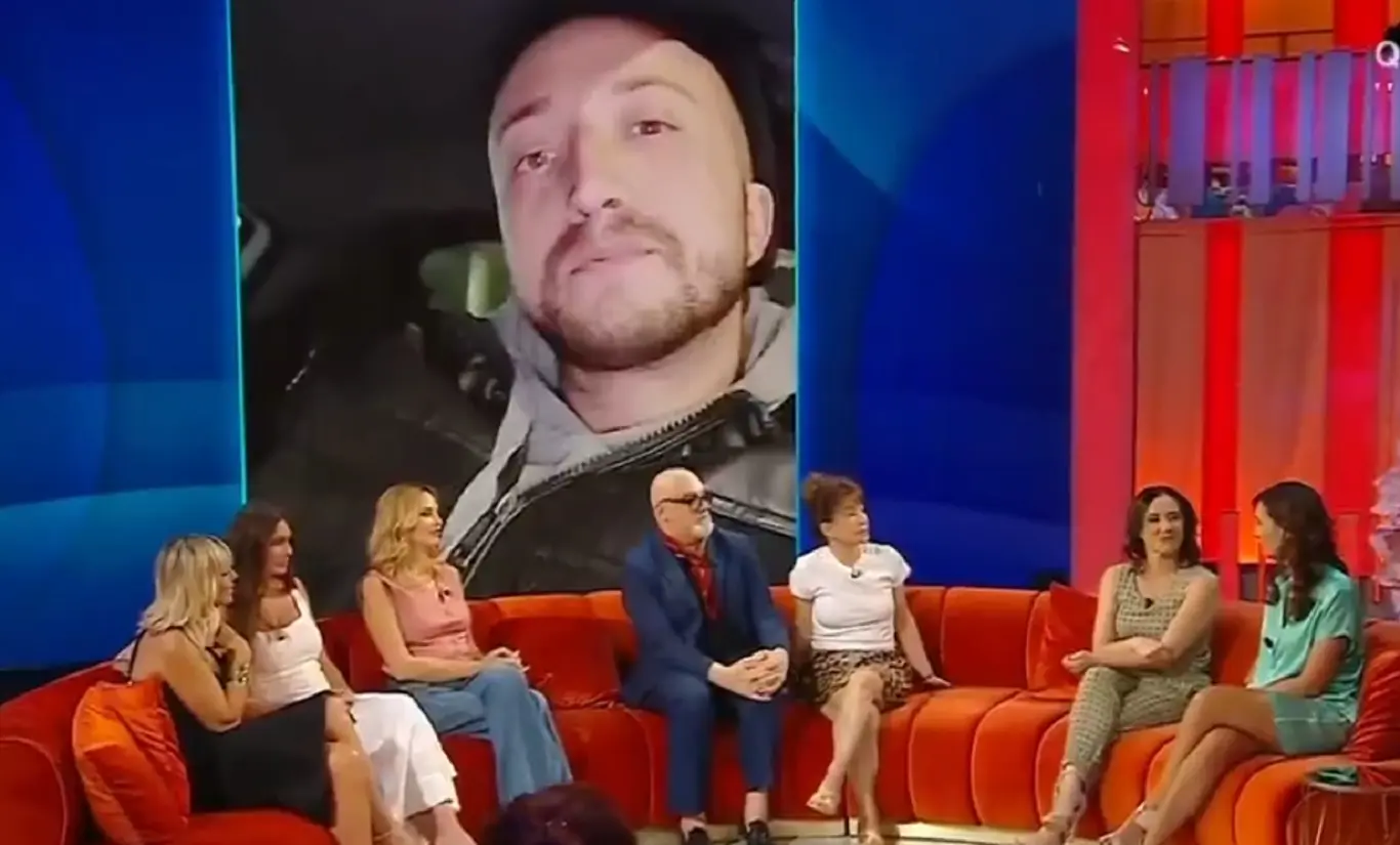 Pamela Petrarolo ritrova il fratello dopo 2 anni e mezzo: ‘Manuel è vivo, ma ora è ai domiciliari’ Pamela Petrarolo ritrova il fratello dopo 2 anni e mezzo: ‘Manuel è vivo, ma ora è ai domiciliari’