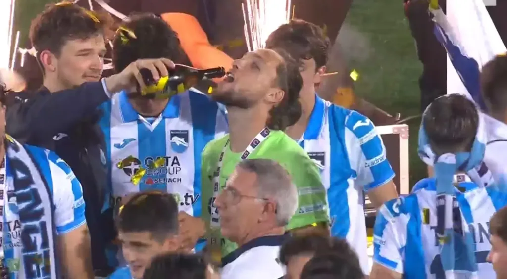 Plizzari festeggia con lo spumante a fine partita