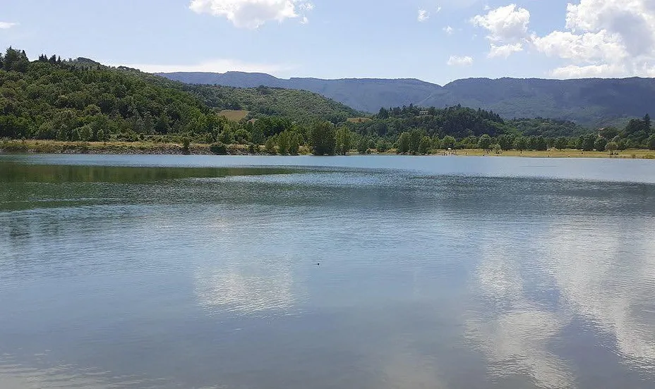 Lago di Bilancino, tragedia a Barberino di Mugello: muore bambino di 10 anni durante il bagno Lago di Bilancino, tragedia a Barberino di Mugello: muore bambino di 10 anni durante il bagno