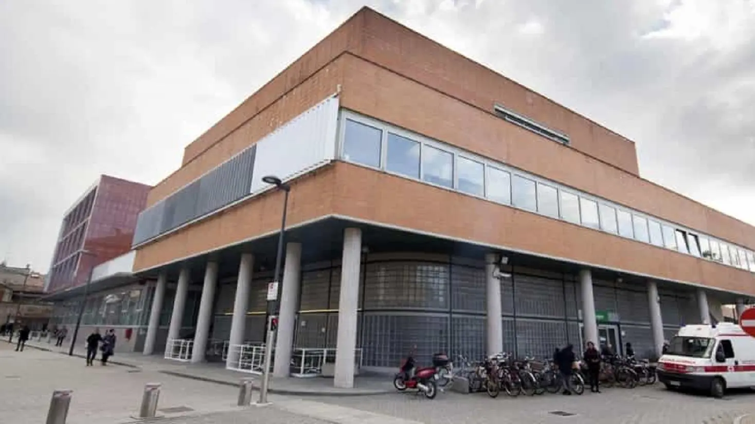 Feto trovato morto nel cestino del pronto soccorso di Piacenza: indagini in corso Feto trovato morto nel cestino del pronto soccorso di Piacenza: indagini in corso