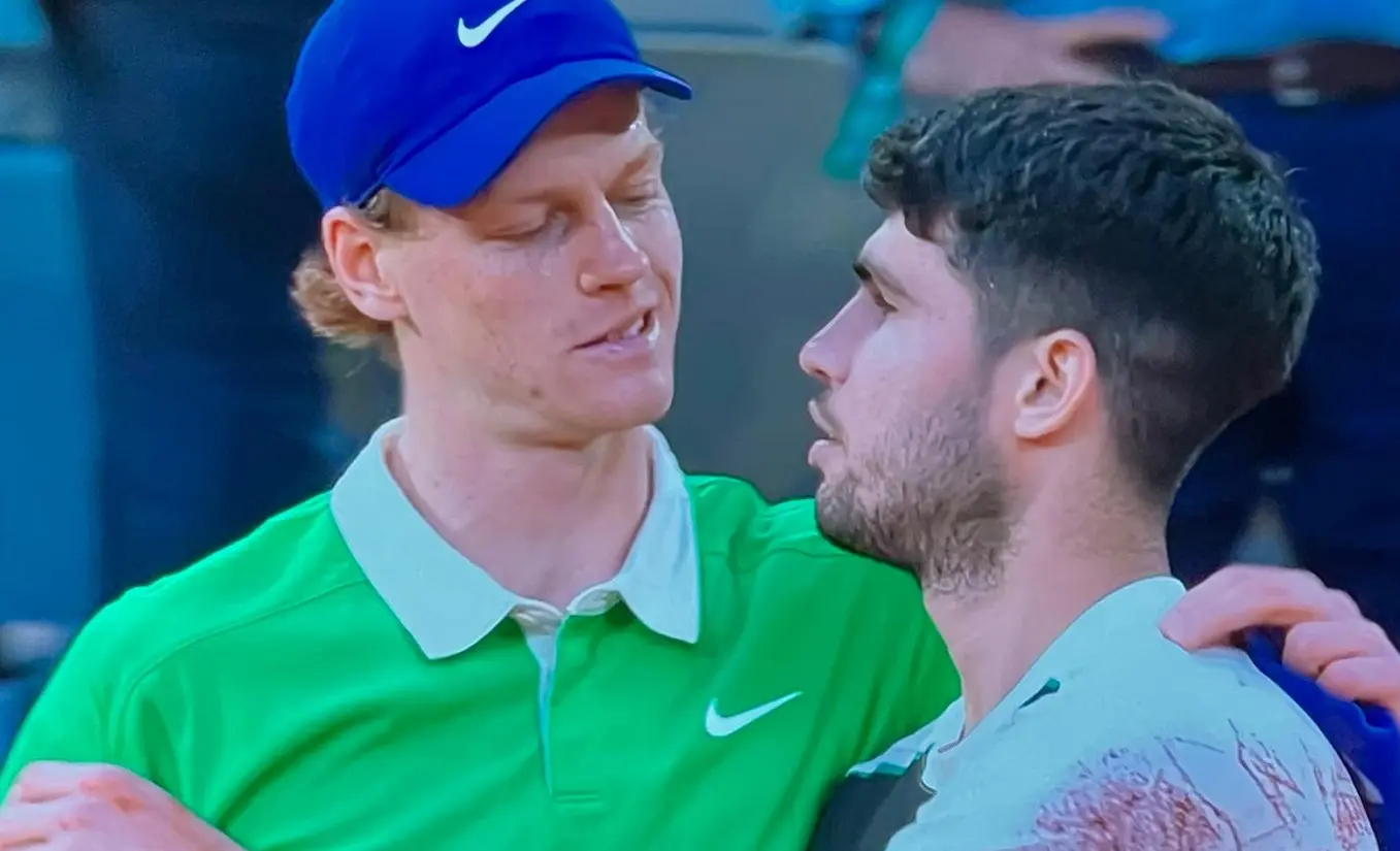 Roland Garros 2025: Alcaraz Sinner, lo spagnolo vince una finale epica, sui social monta la polemica Roland Garros 2025: Alcaraz Sinner, lo spagnolo vince una finale epica, sui social monta la polemica