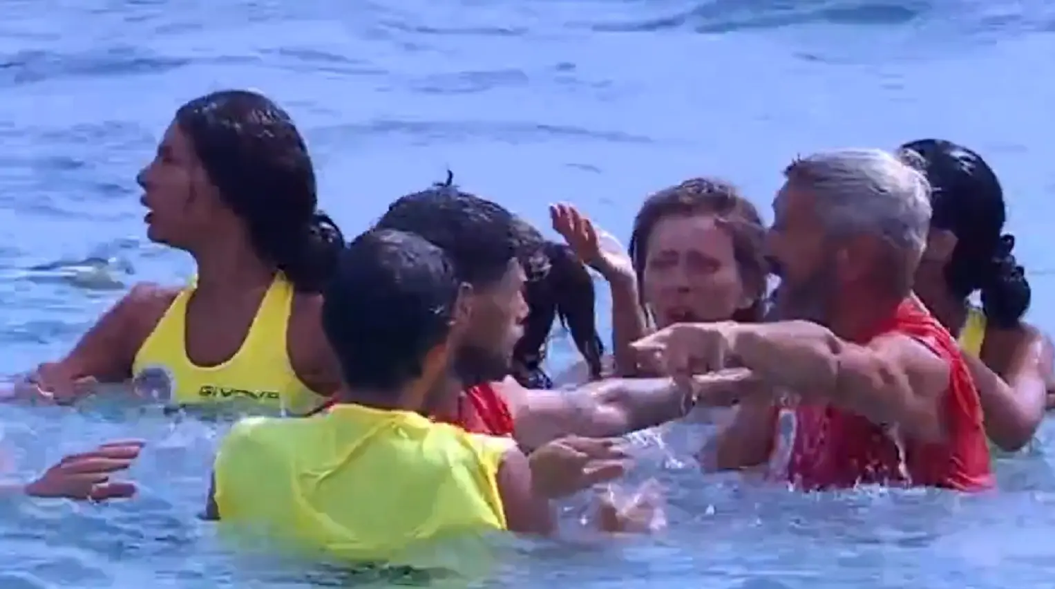 Rissa in diretta a L’Isola dei Famosi: scontro fisico tra Dino Giarrusso e Omar Fantini, allontanati dalla sfida Rissa in diretta a L’Isola dei Famosi: scontro fisico tra Dino Giarrusso e Omar Fantini, allontanati dalla sfida