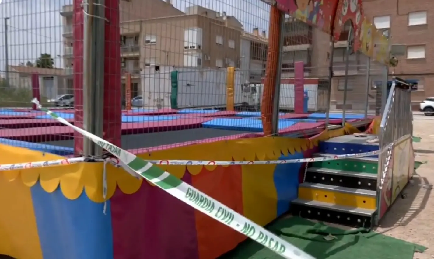 Alquerías, tragedia al luna park: bambina di 2 anni muore folgorata sul tappeto elastico Alquerías, tragedia al luna park: bambina di 2 anni muore folgorata sul tappeto elastico