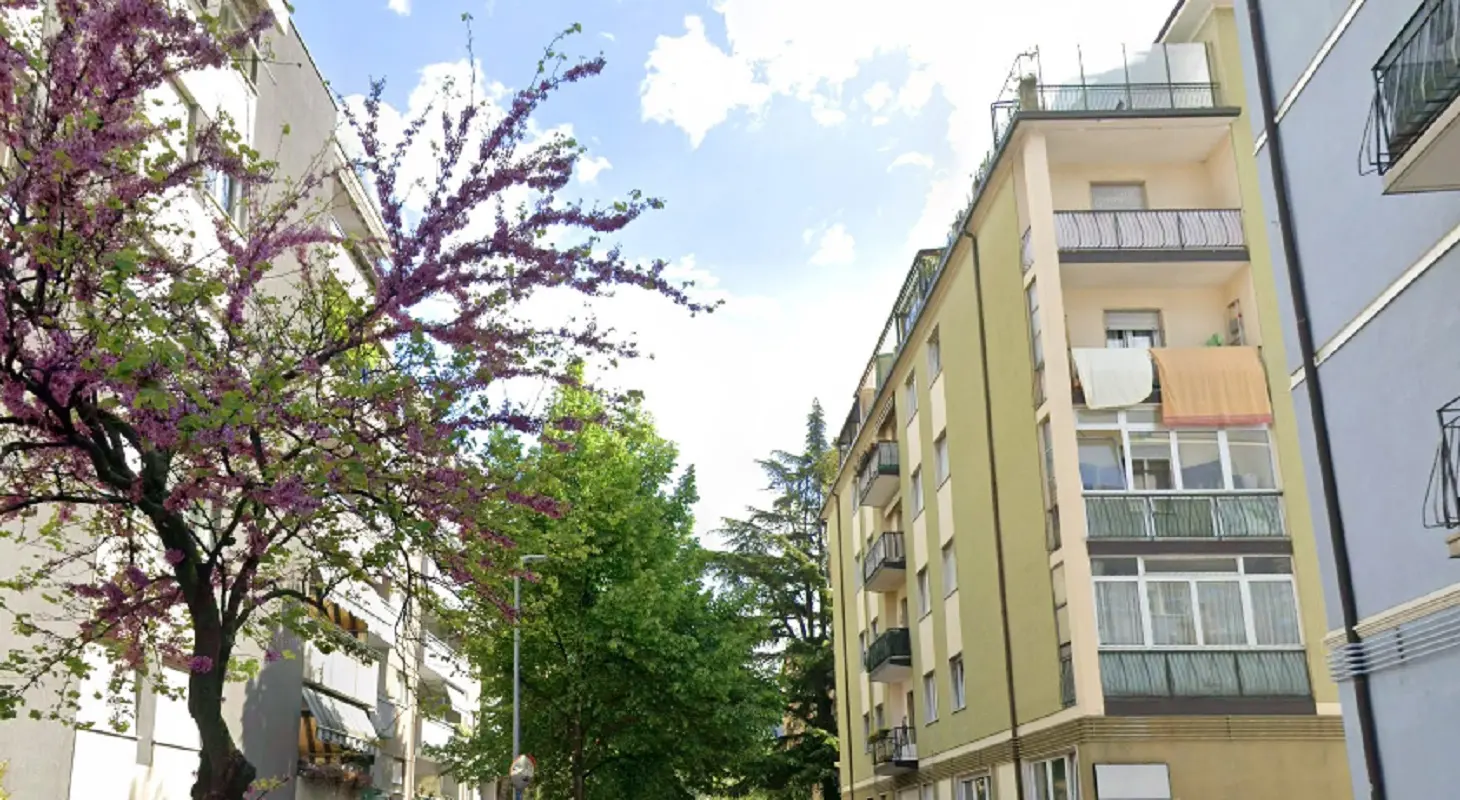 Choc in via Bassano del Grappa a Bolzano, bimbo cade dal terzo piano