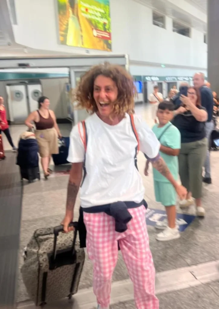 Cristina Plevani accolta da amici e parenti al rientro in Italia