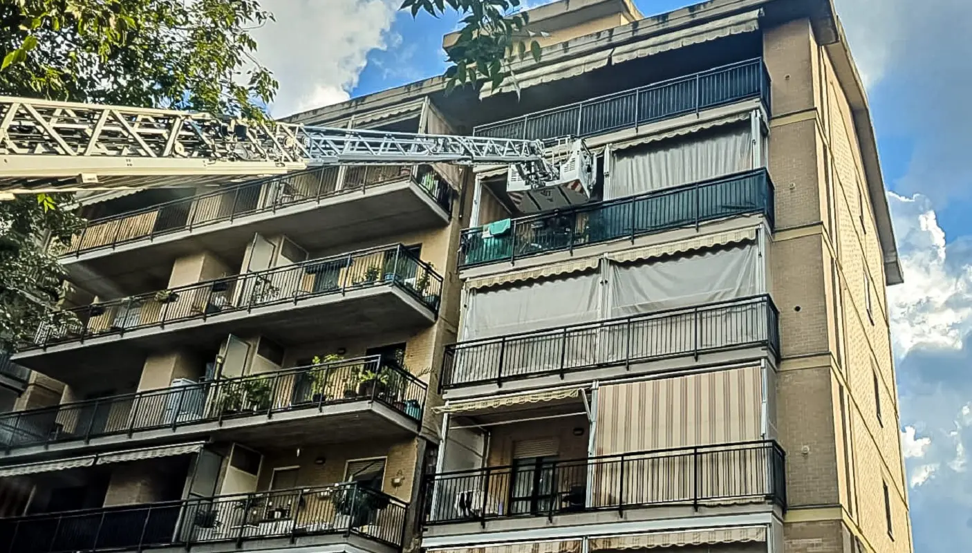 Collegno, esplosione in condominio: due feriti e palazzo evacuato, ipotesi fuga di gas
