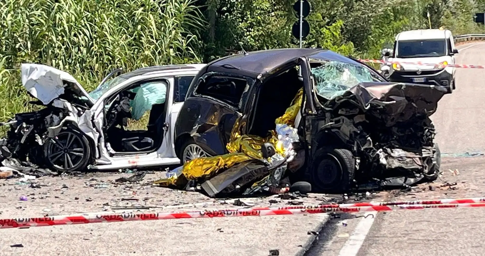 I resti delle due auto dopo il tragico impatto sulla Fondovalle Vitulanese