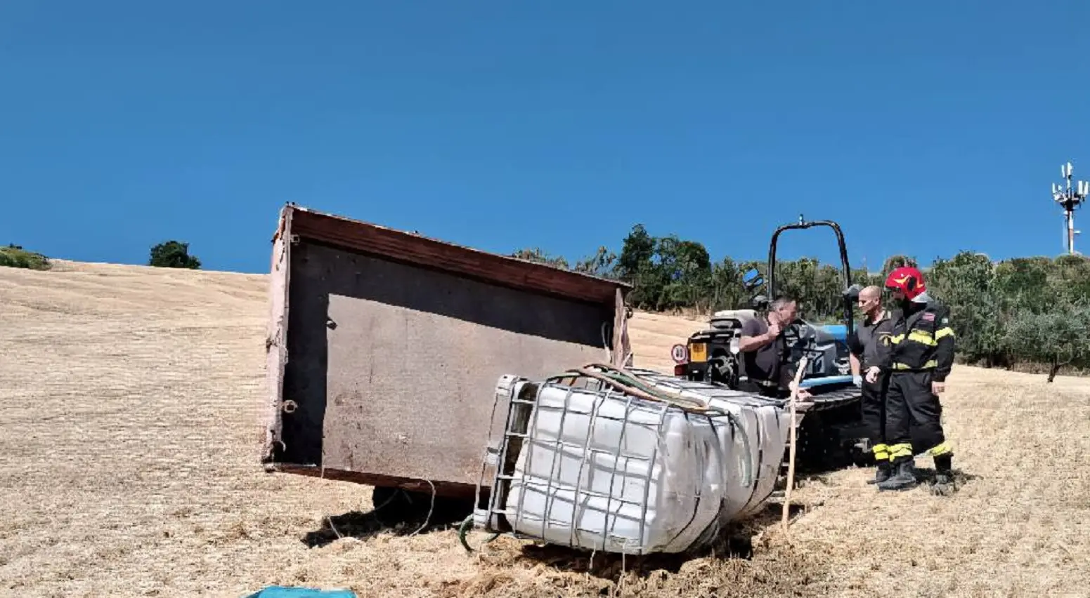Bellante, rimorchio agricolo si ribalta e travolge la moglie del conducente: disastro in località Villa Penna