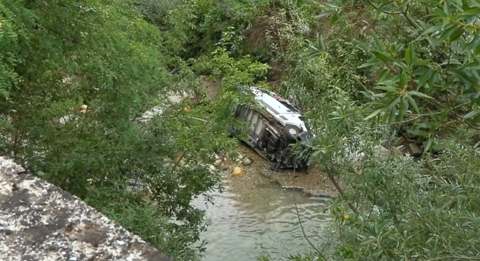 Recoaro Terme, pulmino con ragazzi disabili precipita nel torrente Agno: otto feriti, due gravi Recoaro Terme, pulmino con ragazzi disabili precipita nel torrente Agno: otto feriti, due gravi
