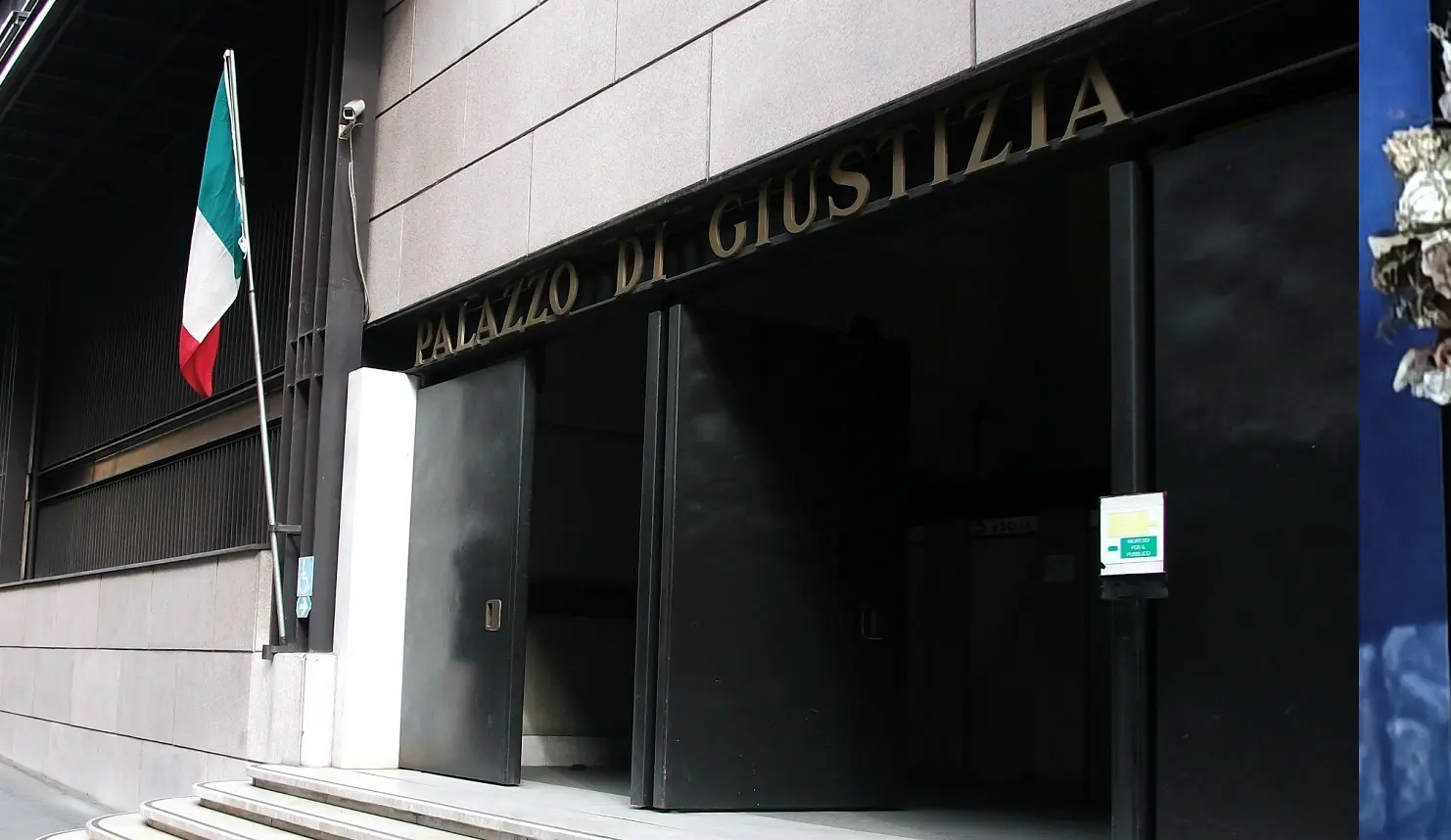 Cena a luci rosse finisce in procura a Genova, scatti intimi su WhatsApp: notaio indagato