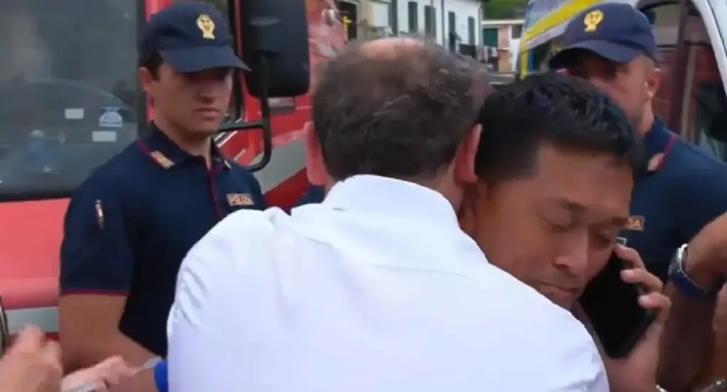 L'abbraccio del sindaco di Ventimiglia con il papà di Alain