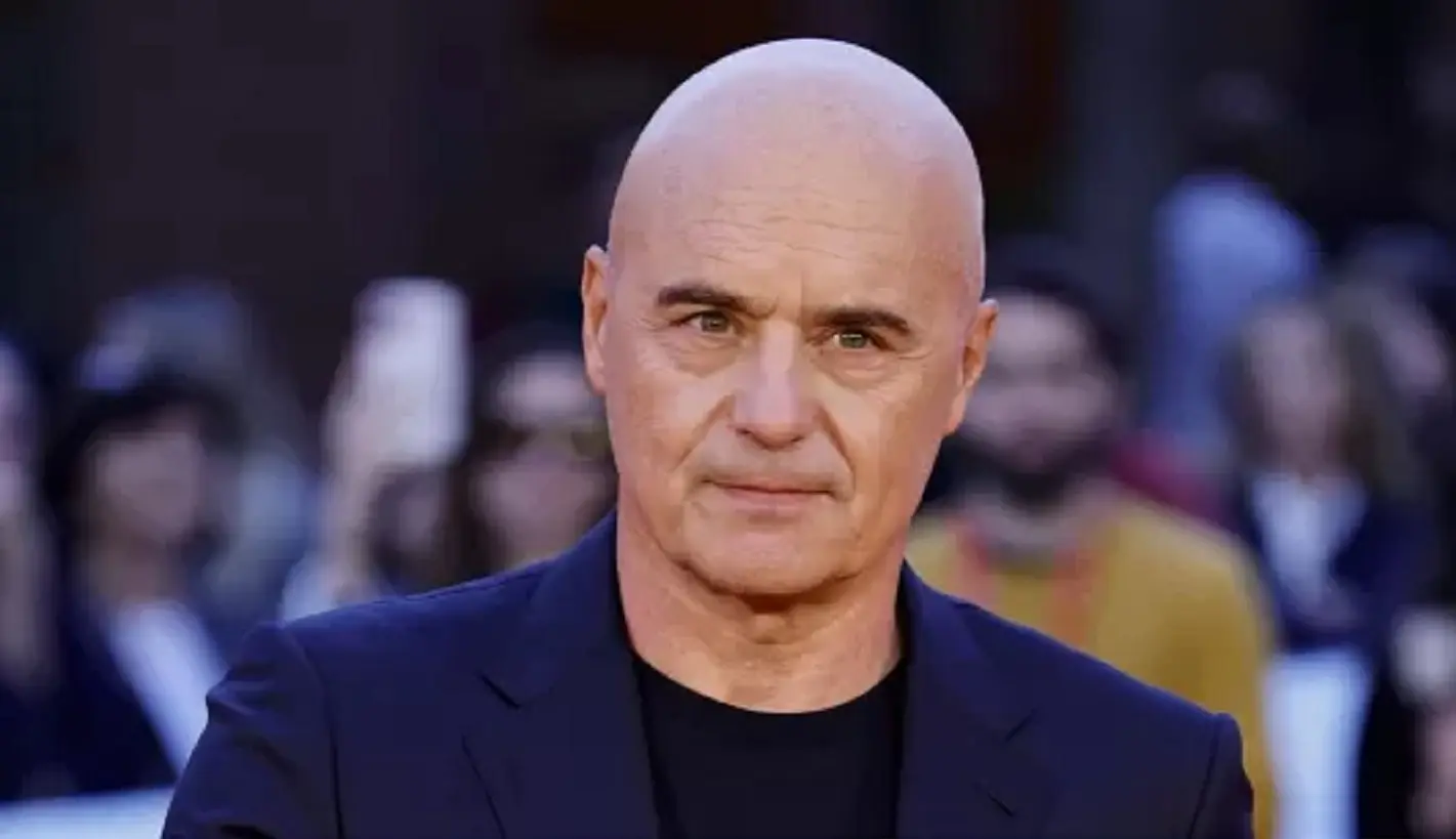 Furia Luca Zingaretti a Fiumicino, accusata la moglie di un politico: ‘Non vi vergognate?’ Furia Luca Zingaretti a Fiumicino, accusata la moglie di un politico: ‘Non vi vergognate?’
