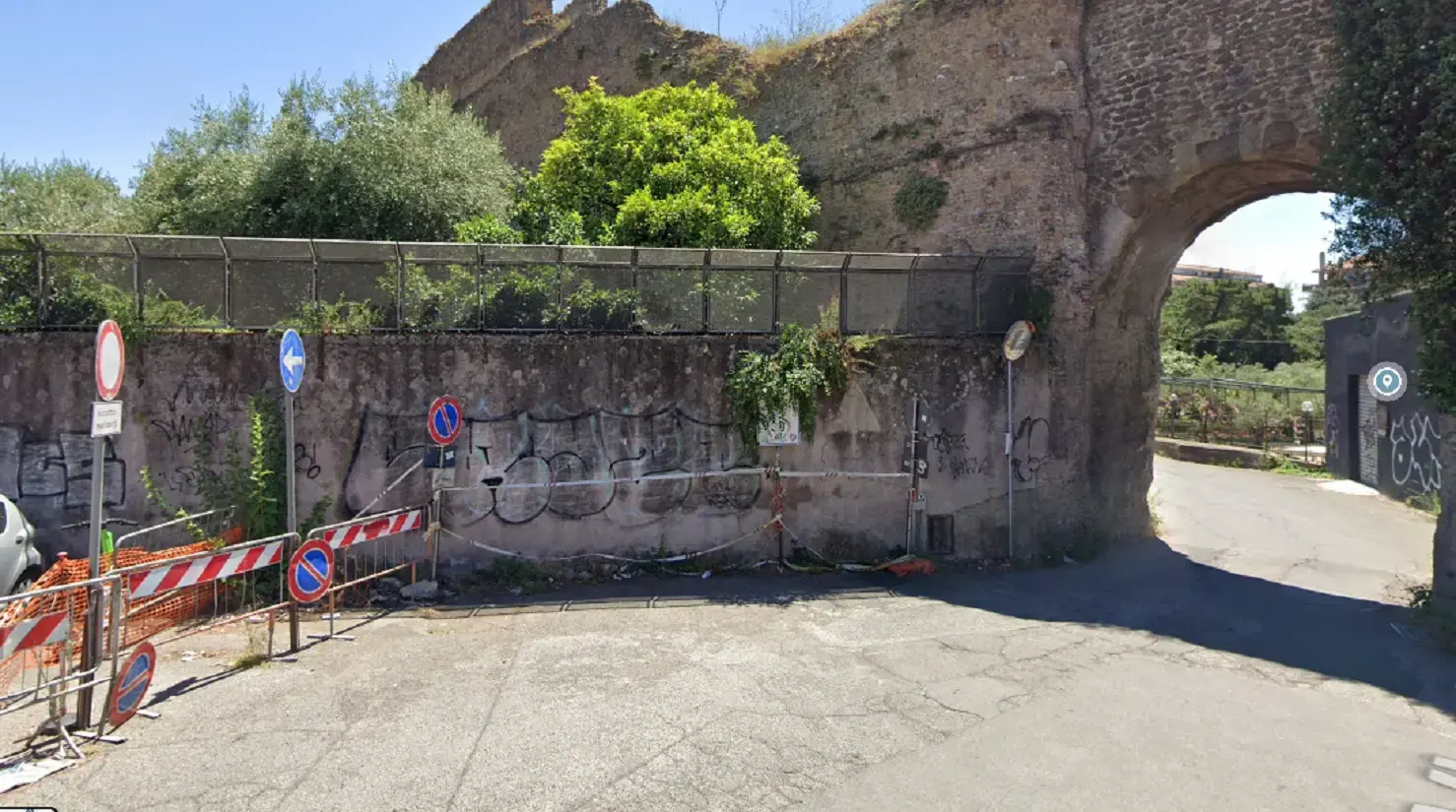 Roma, giallo in via del Mandrione: trovato il cadavere di una donna tra le sterpaglie