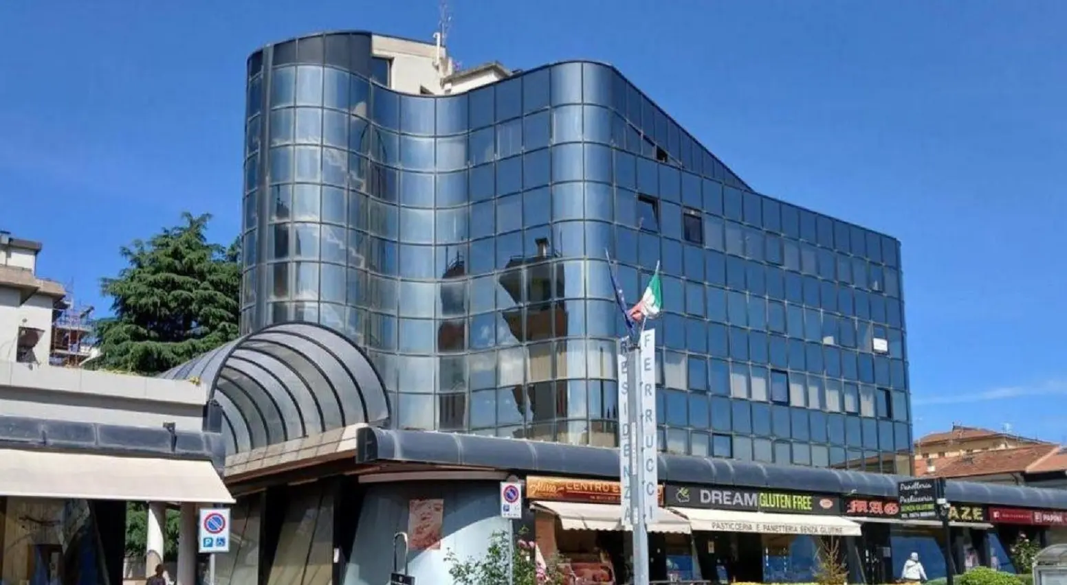 Mistero a Prato: uomo trovato morto e un altro ferito nello stesso residence di Denisa, cosa è successo