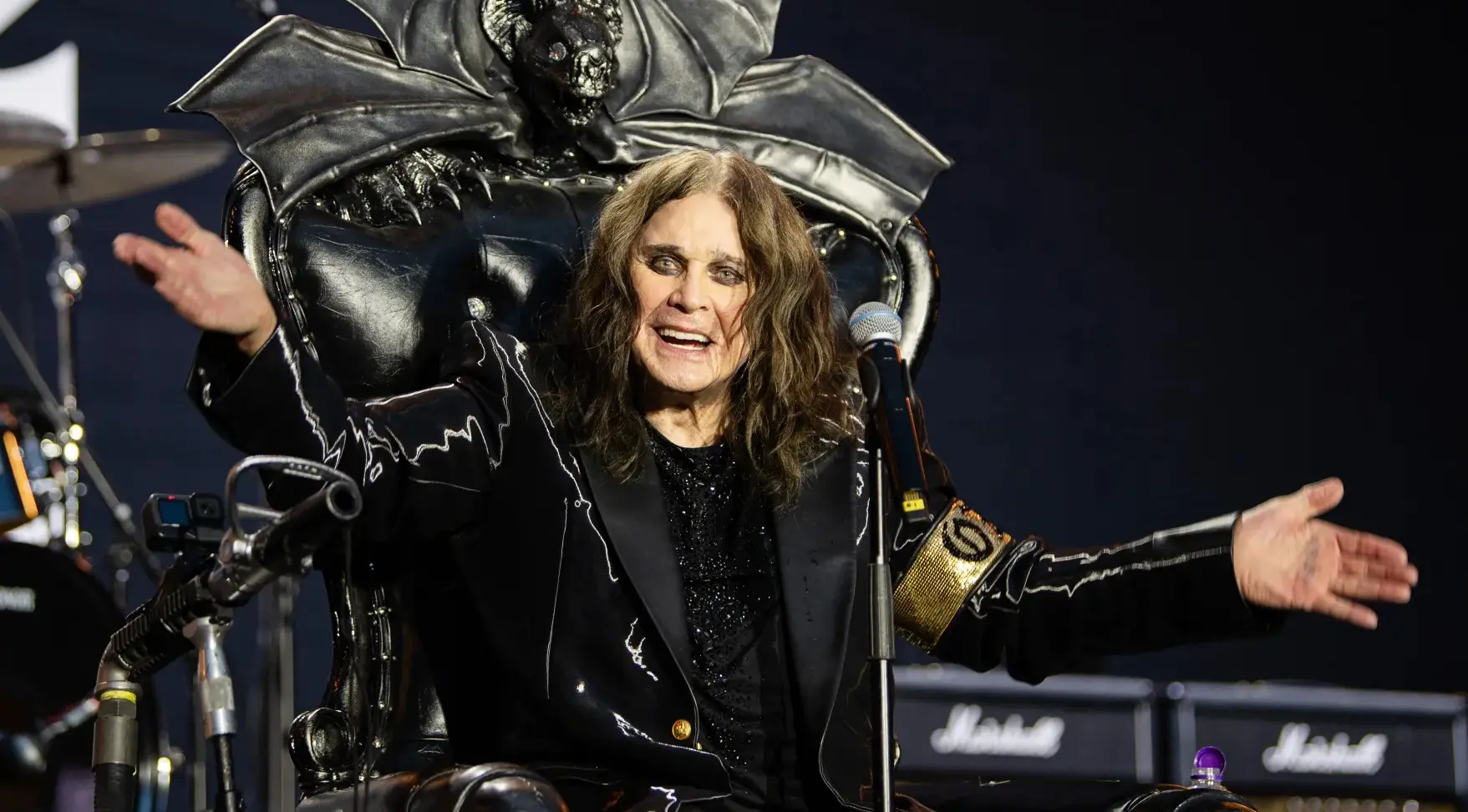 Ozzy Osbourne è morto a 76 anni: addio al padrino del metal, l’ultimo inchino a Birmingham Ozzy Osbourne è morto a 76 anni: addio al padrino del metal, l’ultimo inchino a Birmingham