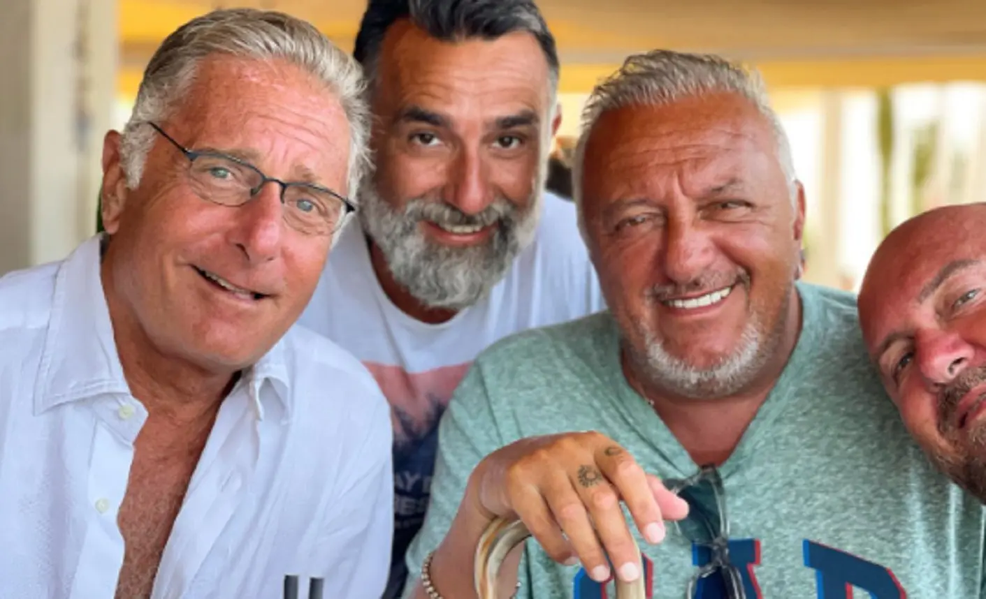 Paolo Bonolis colpito in spiaggia a Formentera: lo schiaffo virale era uno scherzo, video Paolo Bonolis colpito in spiaggia a Formentera: lo schiaffo virale era uno scherzo, video