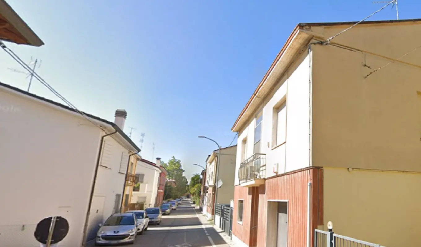 Incendio a Ravenna, condizionatore in cortocircuito: 2 donne intossicate