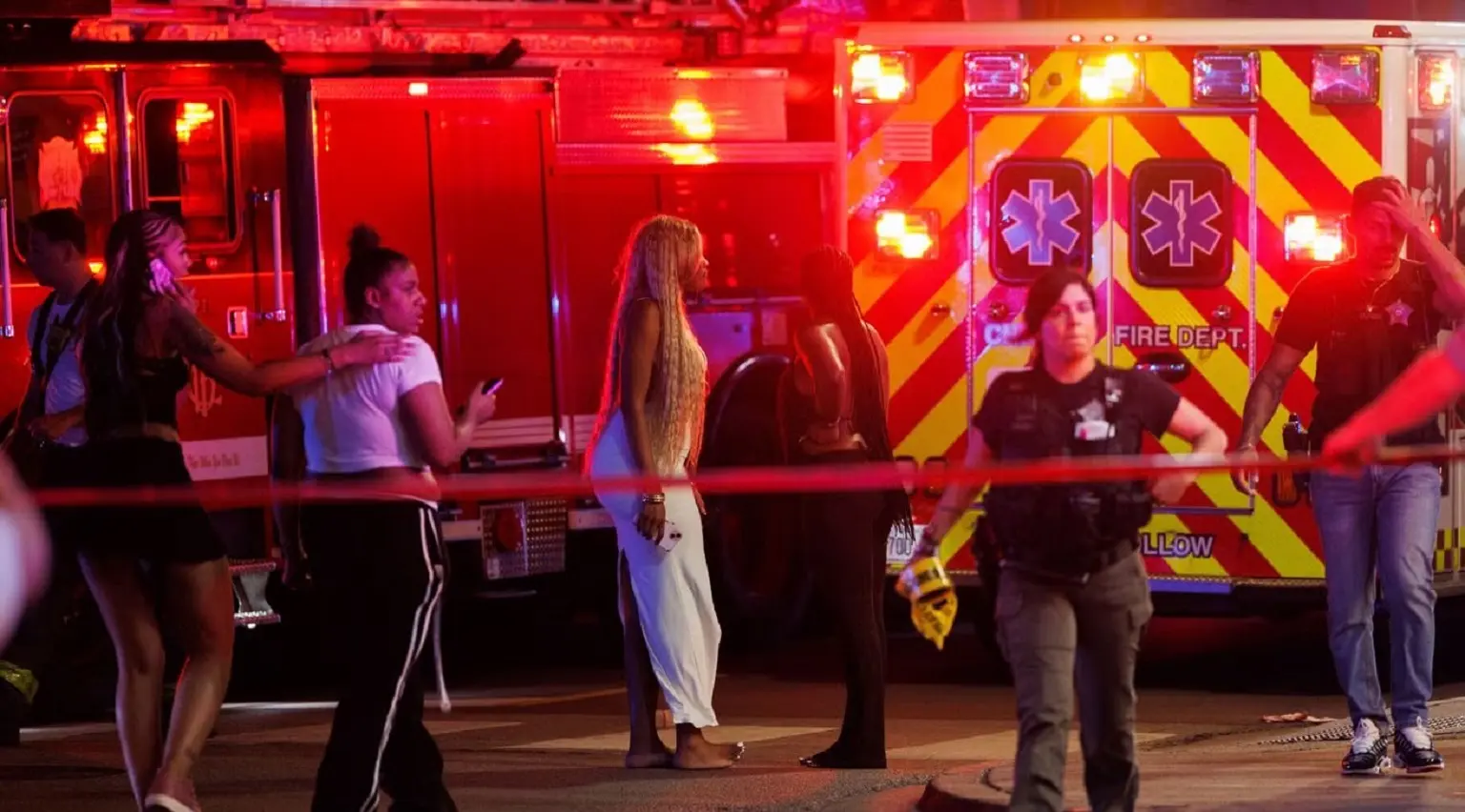 Chicago, sparatoria di massa fuori dall’Artis Lounge: 4 morti e 14 feriti alla festa della rapper Mello Buckzz