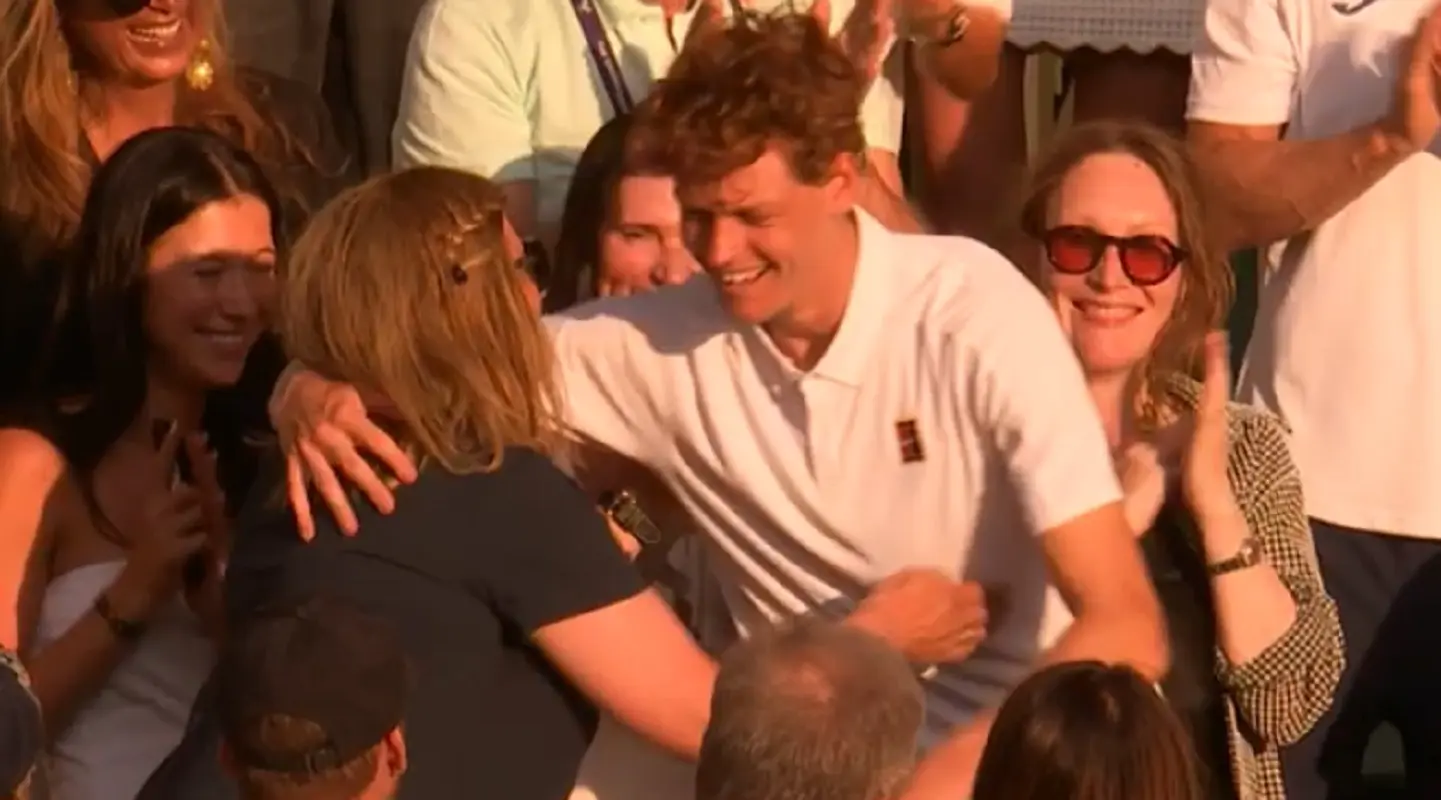 ‘Sto vivendo un sogno’: Sinner vince Wimbledon e fa la storia, il tappo e la battuta rivolta al fratello ‘Sto vivendo un sogno’: Sinner vince Wimbledon e fa la storia, il tappo e la battuta rivolta al fratello