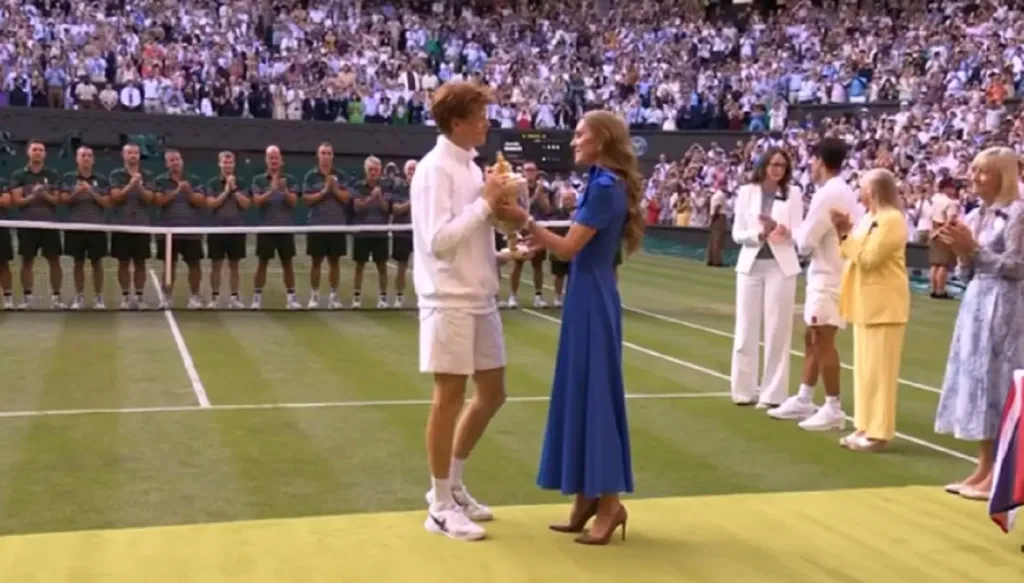 Sinner riceve il trofeo dalla principessa Kate Middleton