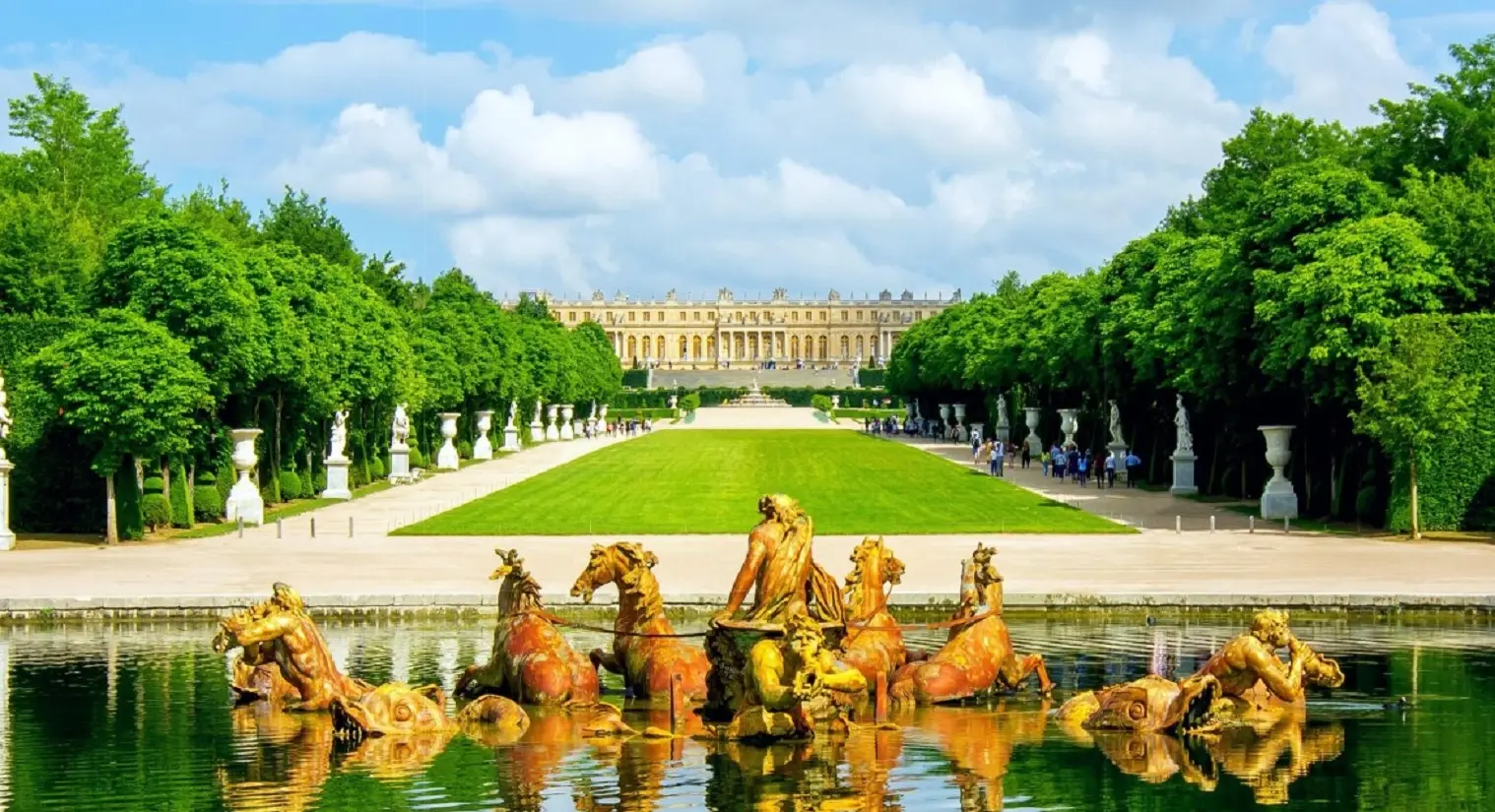 Tragedia a Versailles: bambina americana di 10 anni muore di infarto nel cortile della Reggia