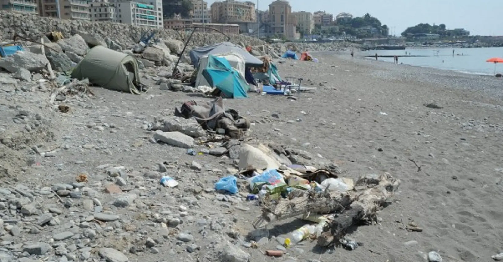 Genova, 25enne violentata in spiaggia: ‘Mi hanno attirata in tenda dopo il locale’ Genova, 25enne violentata in spiaggia: ‘Mi hanno attirata in tenda dopo il locale’