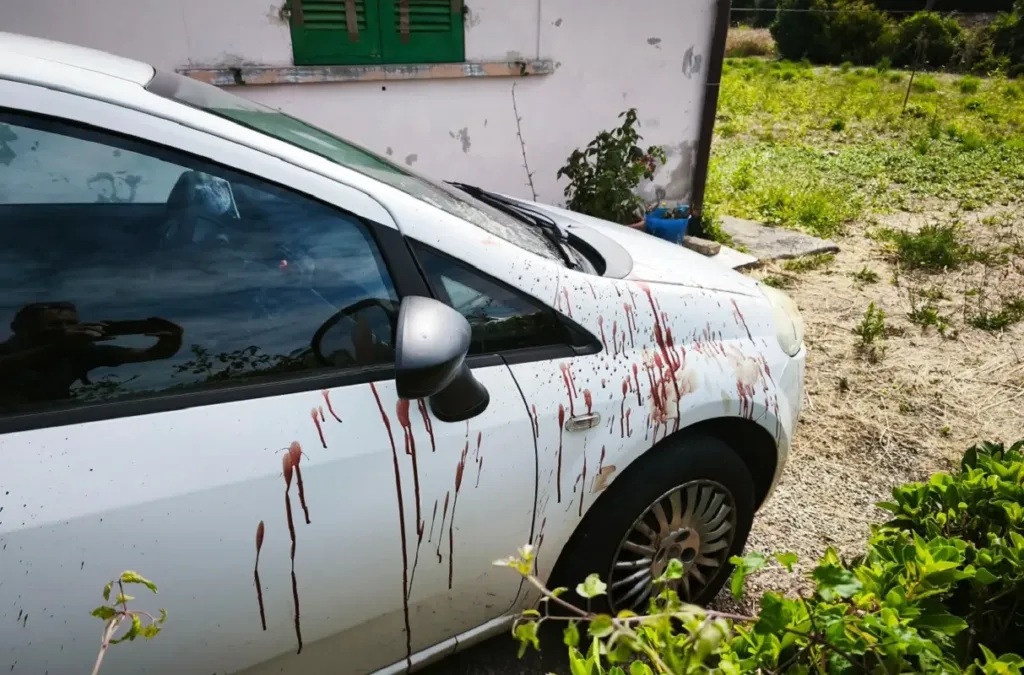 Un'auto insanguinata dopo la sparatoria a Marotta