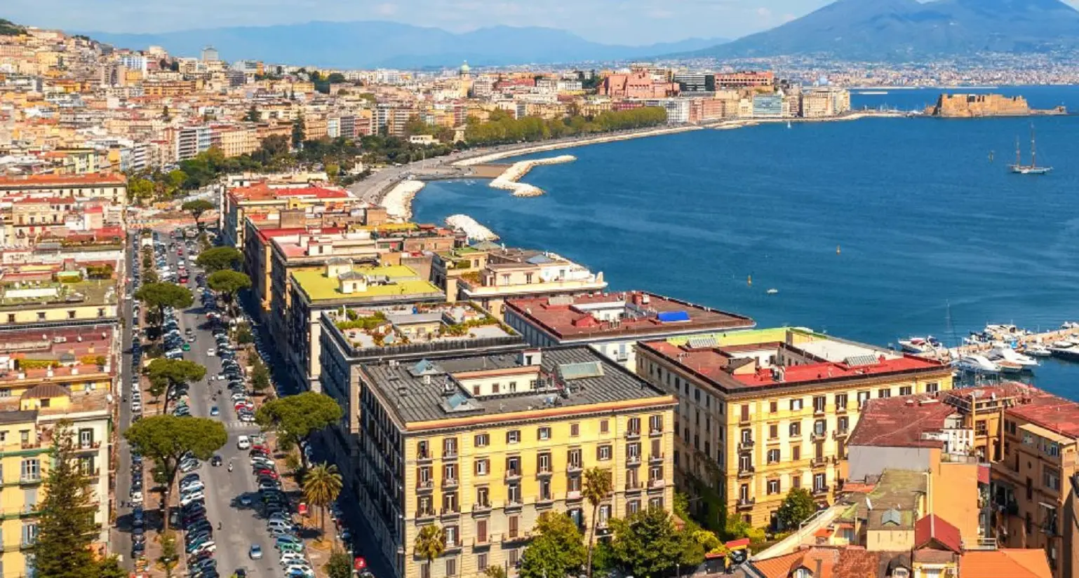 Cadavere ritrovato a Chiaia, non si esclude l'omicidio