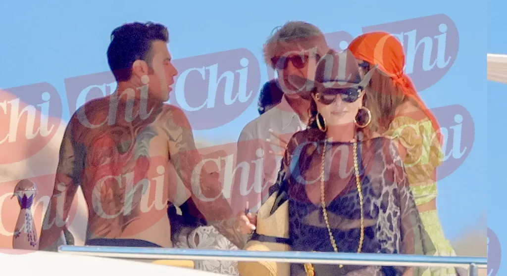 Fedez immortalato da Chi con Daniela Santanché e Ignazio La Russa su uno yacht