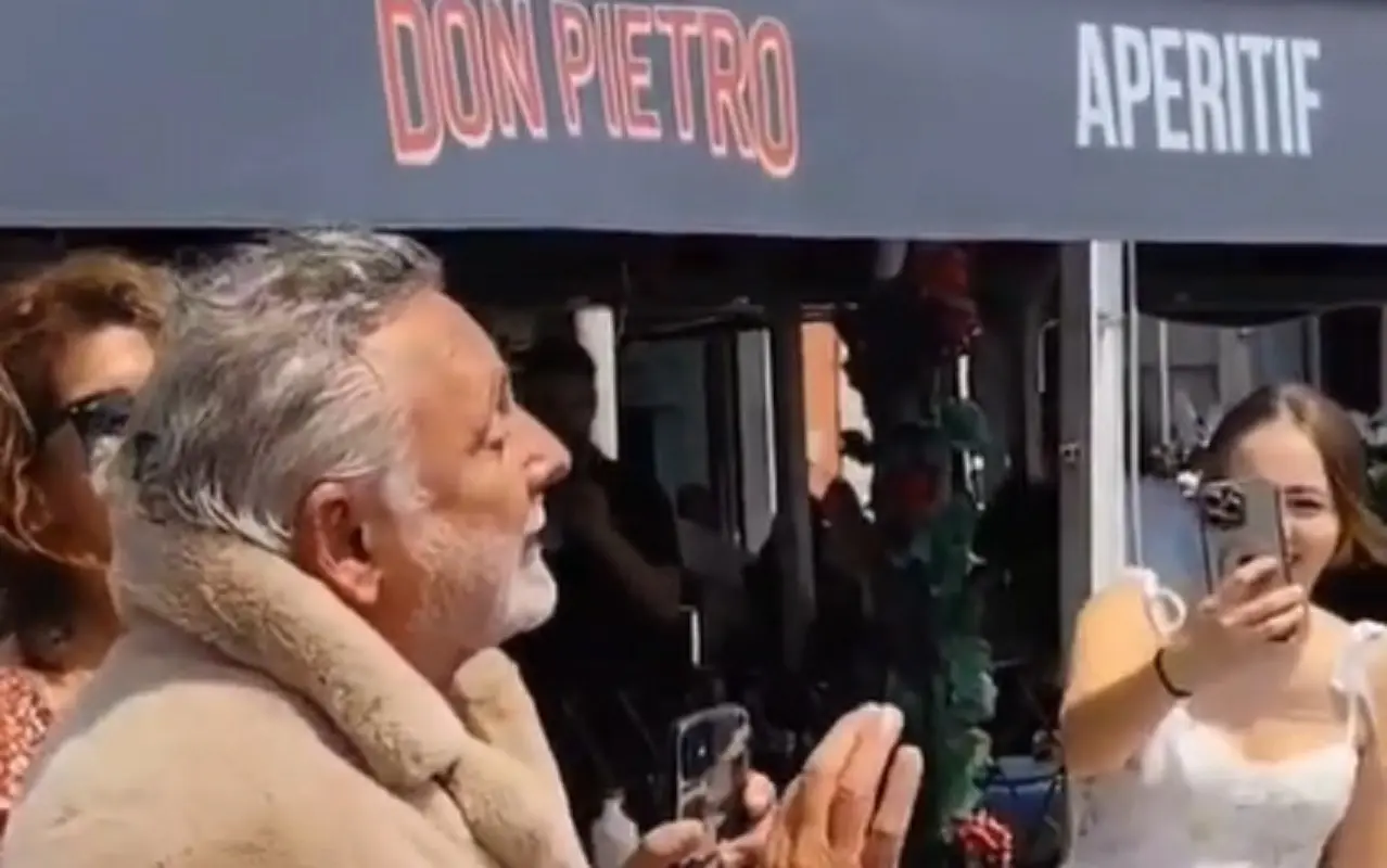 Francesco Paolantoni mantiene la promessa e sfila in pelliccia sul lungomare di Napoli per lo scudetto (VIDEO)