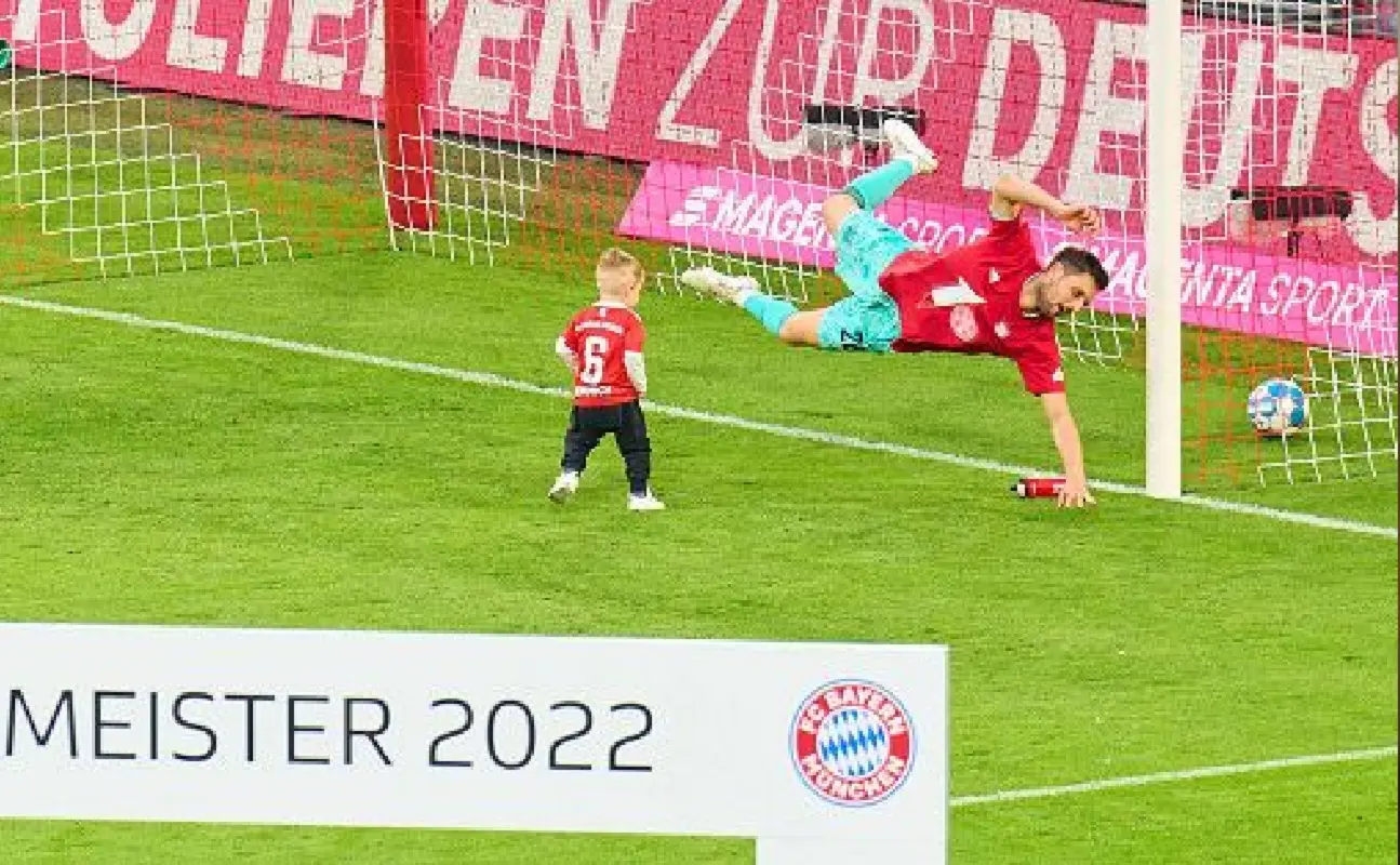Il portiere del Bayern Sven Ulreich perde il figlio Len ad appena 6 anni, ancora un dramma nel calcio Il portiere del Bayern Sven Ulreich perde il figlio Len ad appena 6 anni, ancora un dramma nel calcio